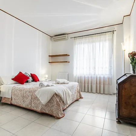 Apartamento Palazzo Reale & Piazza Indipendenza Roomy Flat