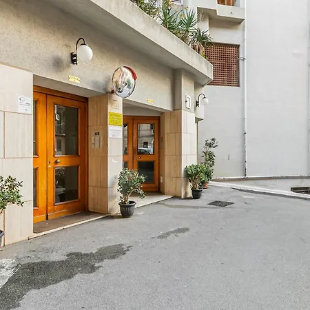 Apartamento Palazzo Reale & Piazza Indipendenza Roomy Flat Palermo