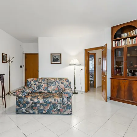 Palazzo Reale & Piazza Indipendenza Roomy Flat شقة