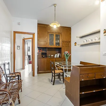 Palazzo Reale & Piazza Indipendenza Roomy Flat شقة
